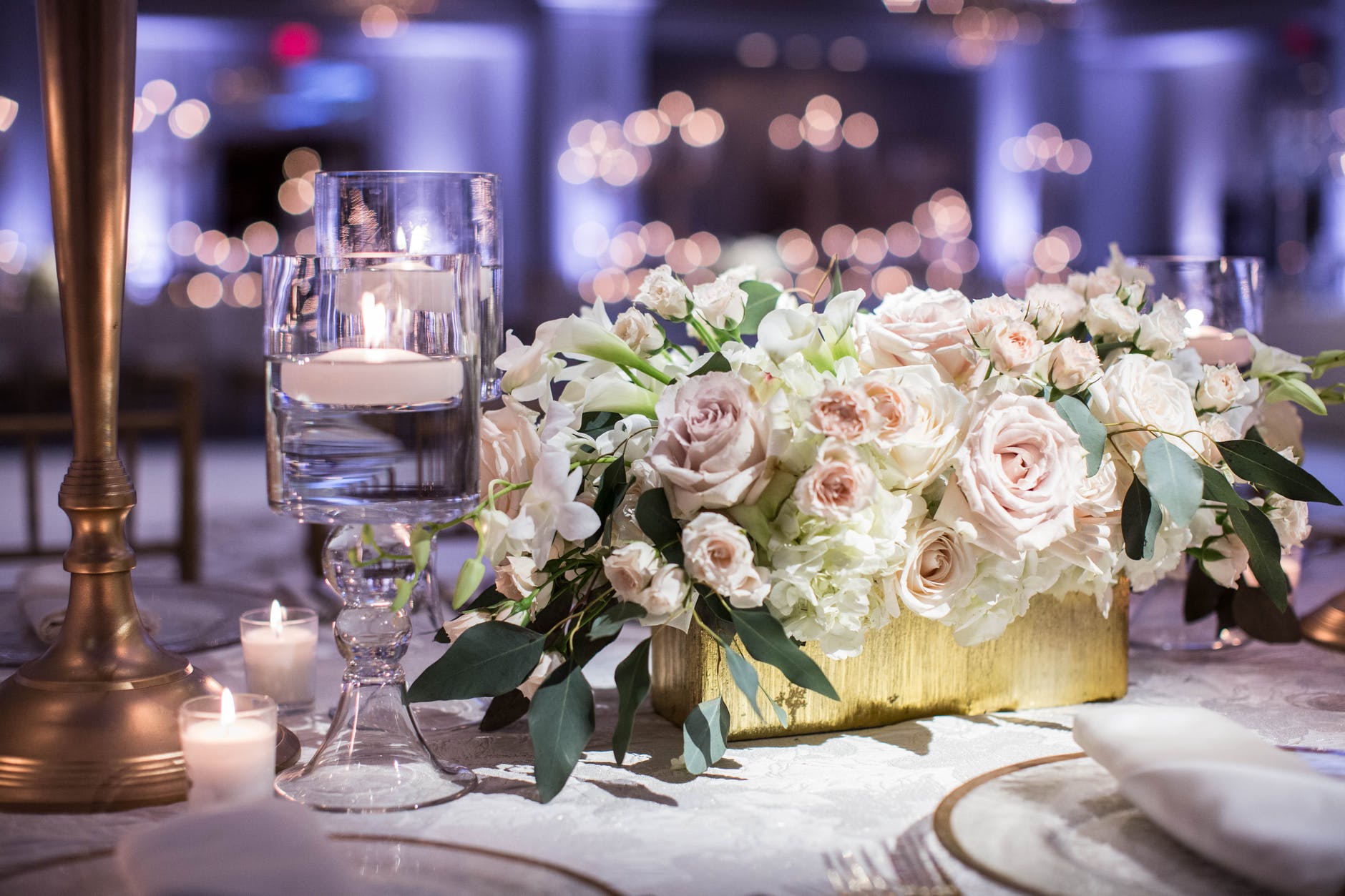 Choosing the Perfect Flowers to Elevate Your Wedding Banquet